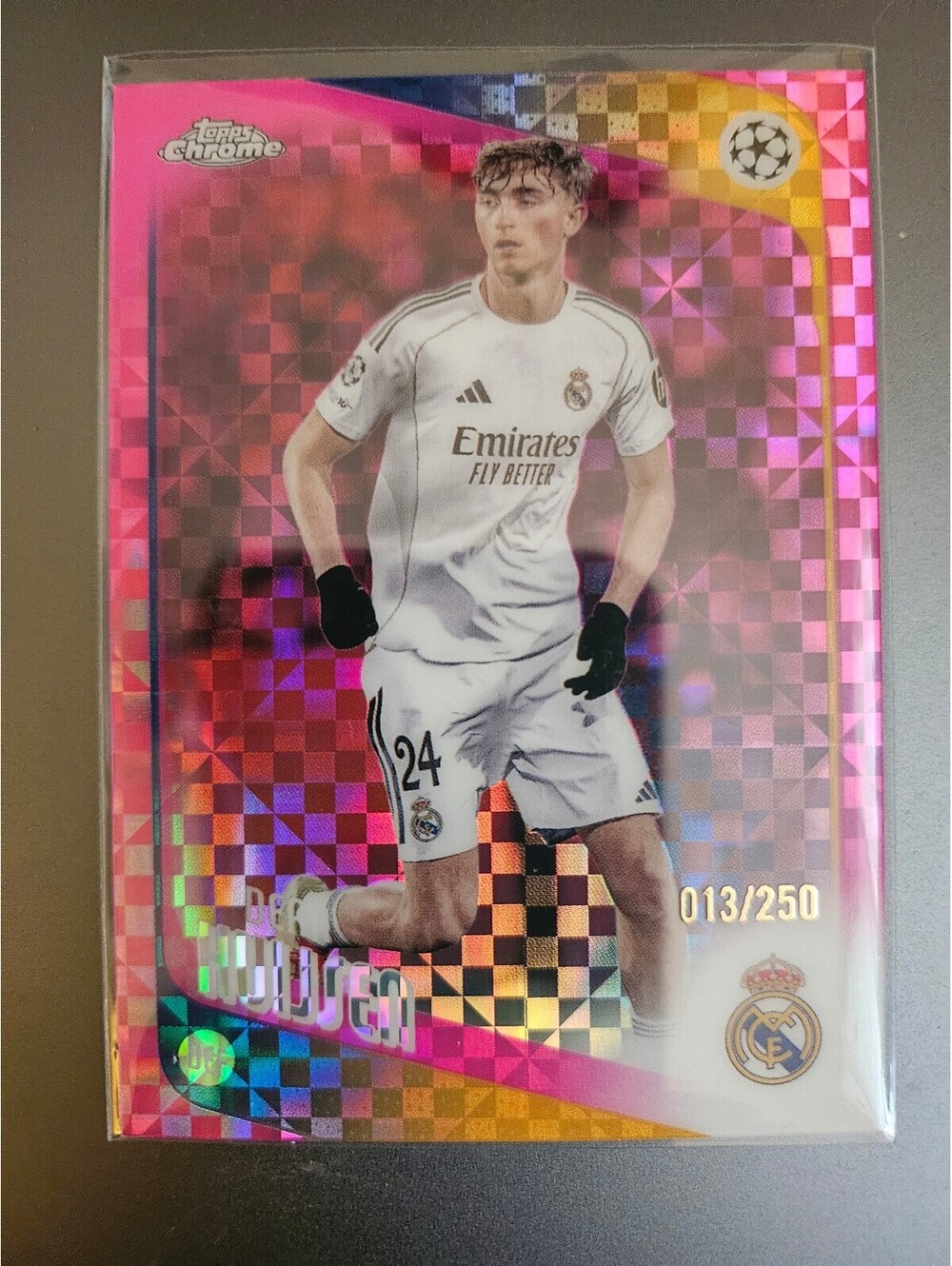 Dean Huijsen [Pink X-Fractor] #39 - 2025 Topps Chrome UEFA - No./250